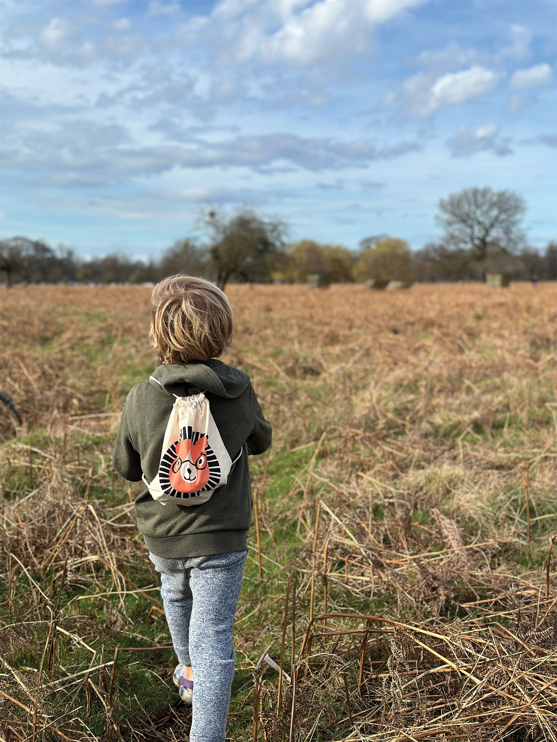 Child carrying the lion canvas drawstring pack across the shoulder